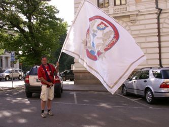 Björn med vår flagga